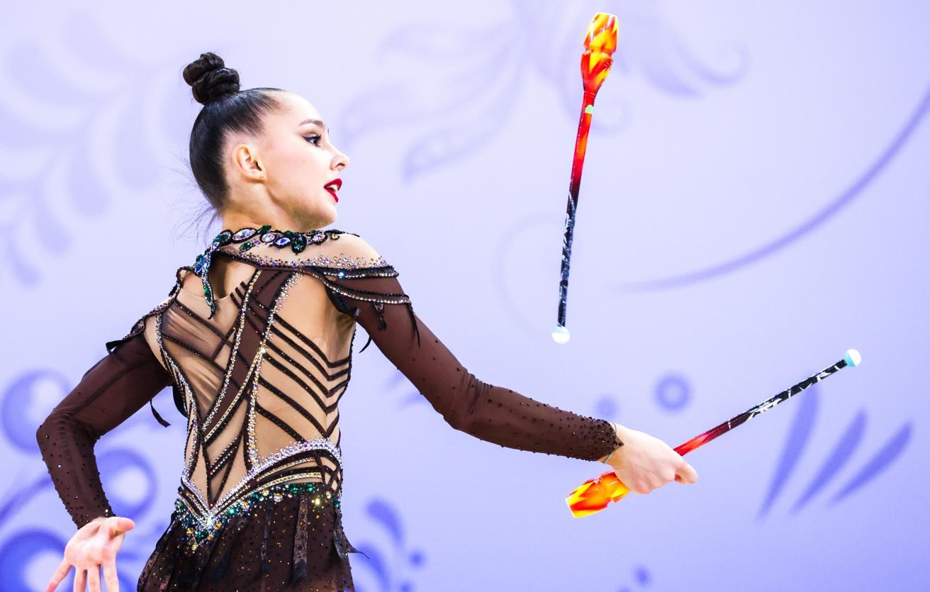 Мария Борисова выступает с булавами на чемпионате Европы по художественной гимнастике.