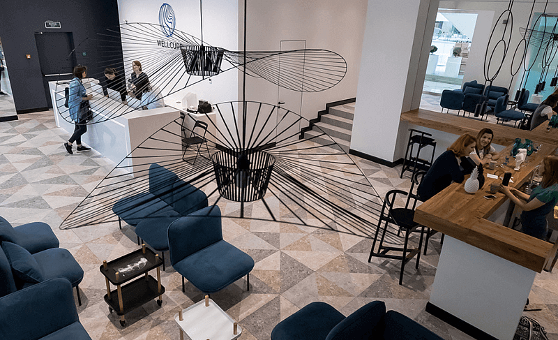 Современный холл клиники с местом для кофе и удобными сиденьями для пациентов