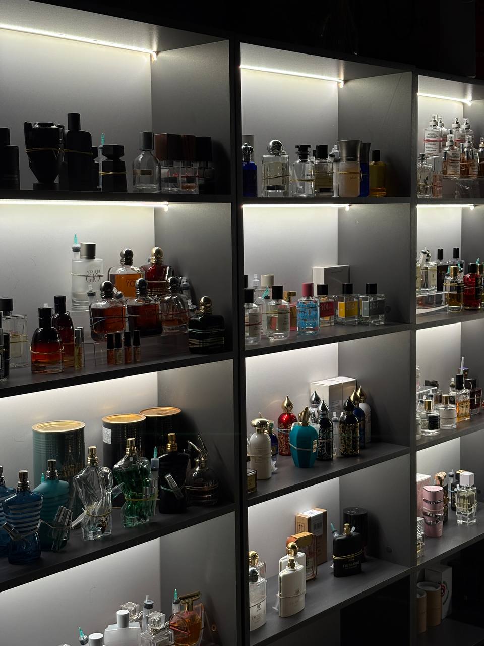 оригинальные флаконы парфюмерии на полках LETIPARFUM