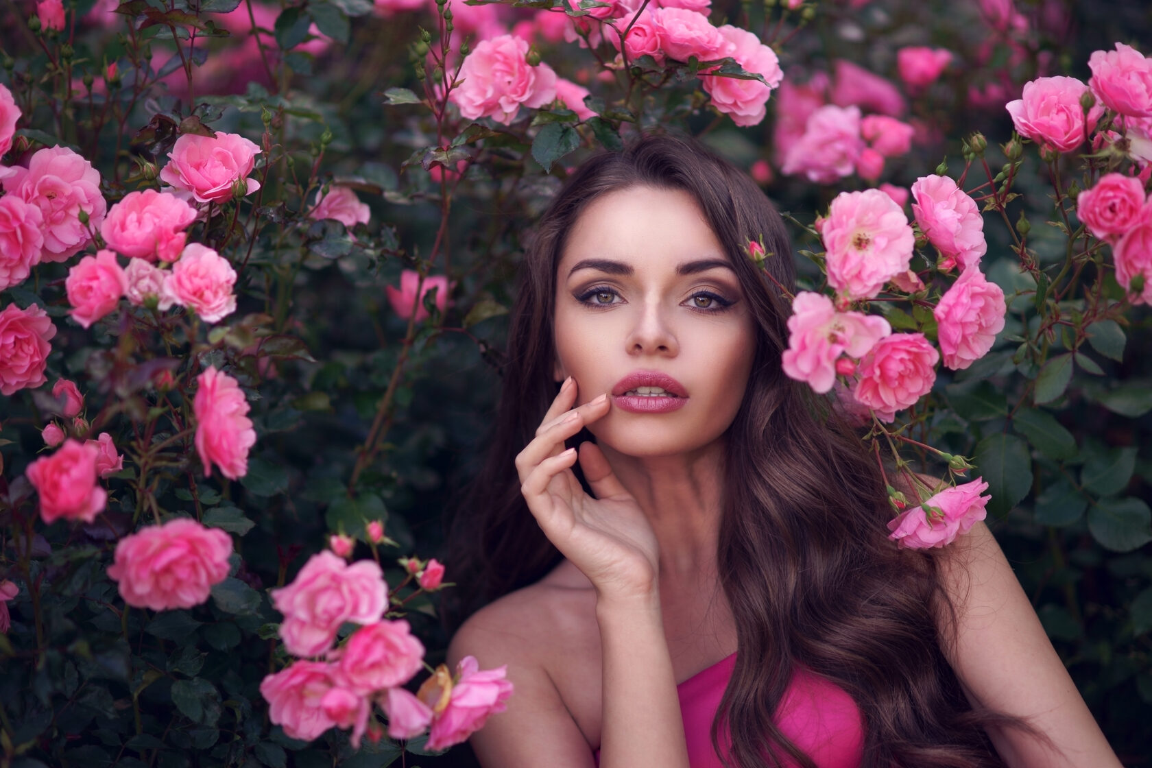 Фотосессия с розовыми цветами