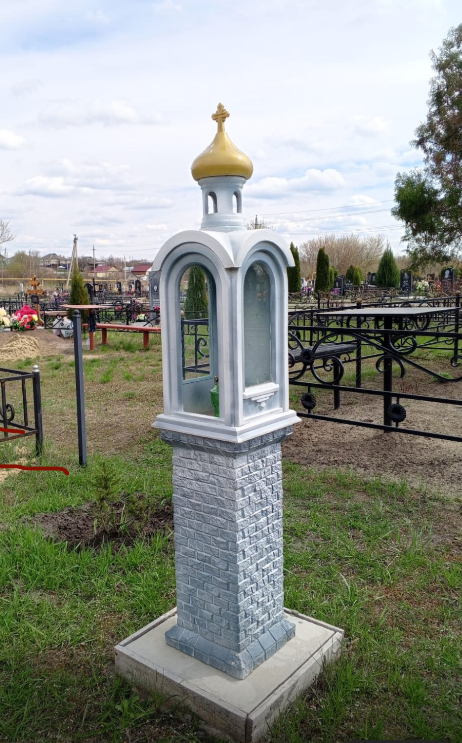 Мини часовня из бетона в виде часовни столба