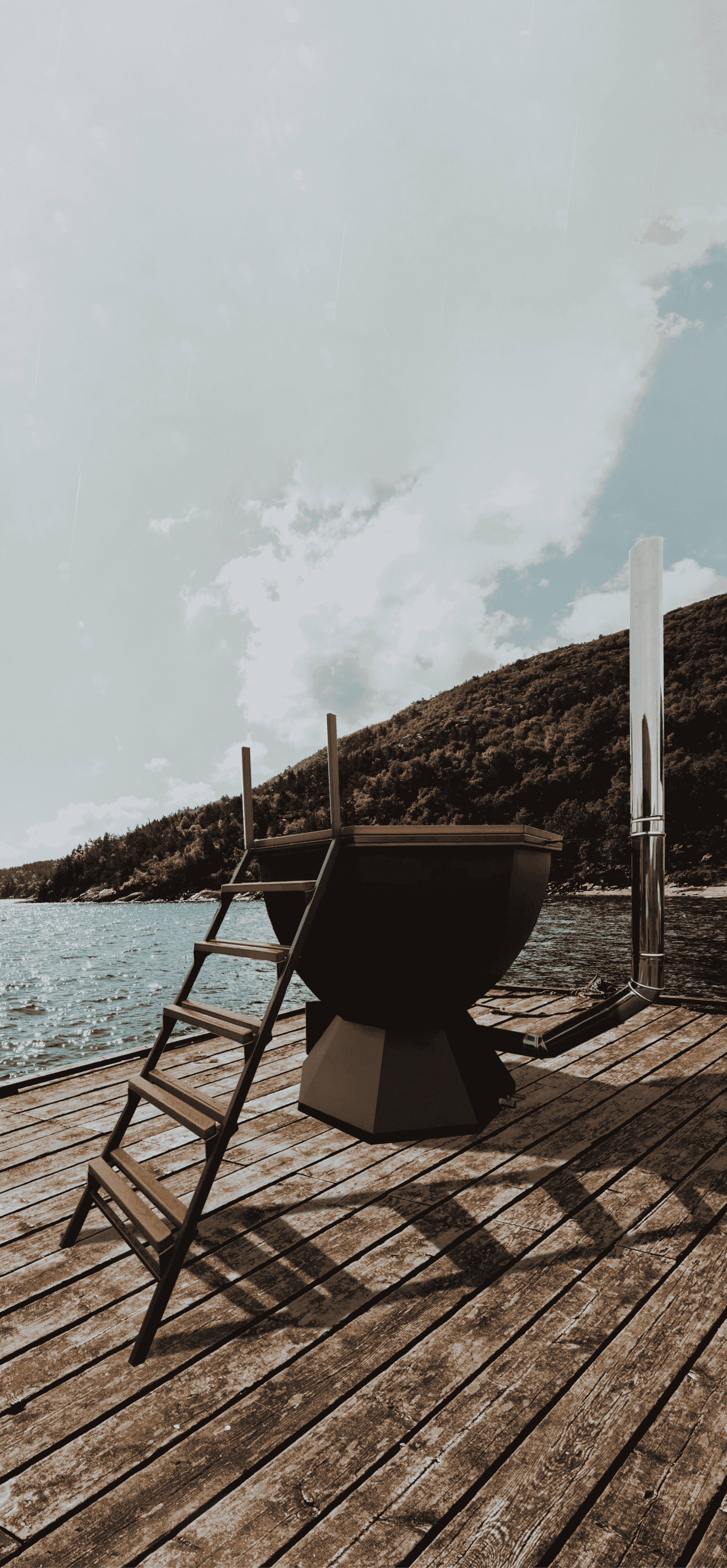 Банный чан на фоне озера и гор