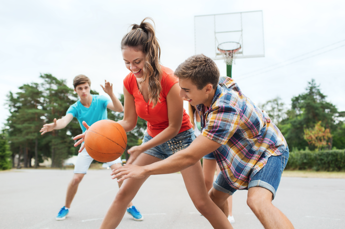 Friend plays basketball. Занятие спортом подростки. Семья занимается спортом. Спортивные игры для молодежи. Подростки и спорт баскетбол.