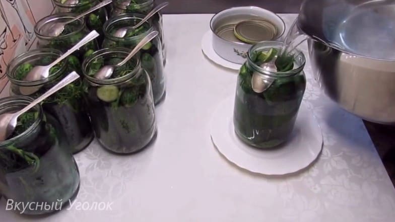Приготовление маринованных огурцов на зиму с уксусом: шаг 10