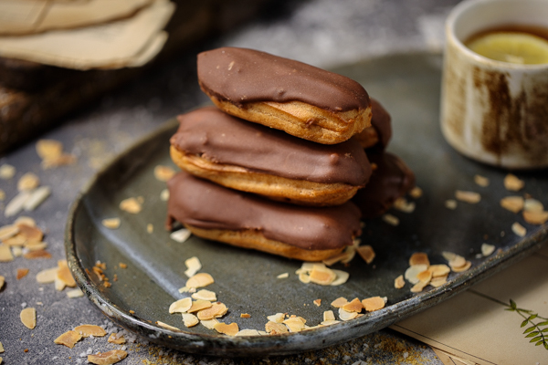 Эклер со сливочным кремом