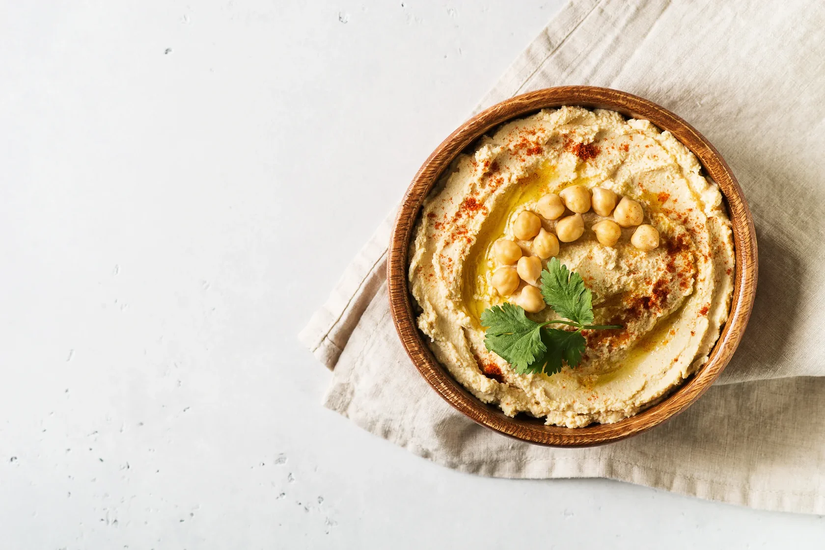 Хумус с нутом, оливковым маслом и зеленью