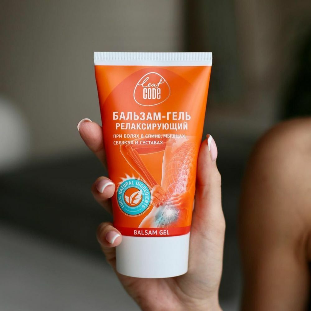 Продукт Leaf Code в руке — гель-бальзам для расслабления мышц