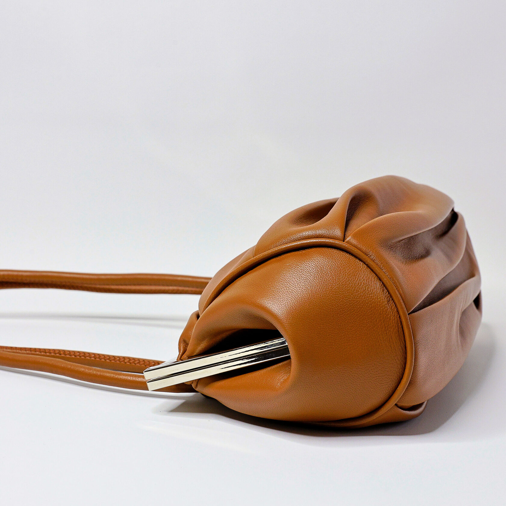 дизайнерская сумка вытянутой формы из мягкой овечьей кожи на фермуаре светло-коричневого цвета ручной работы