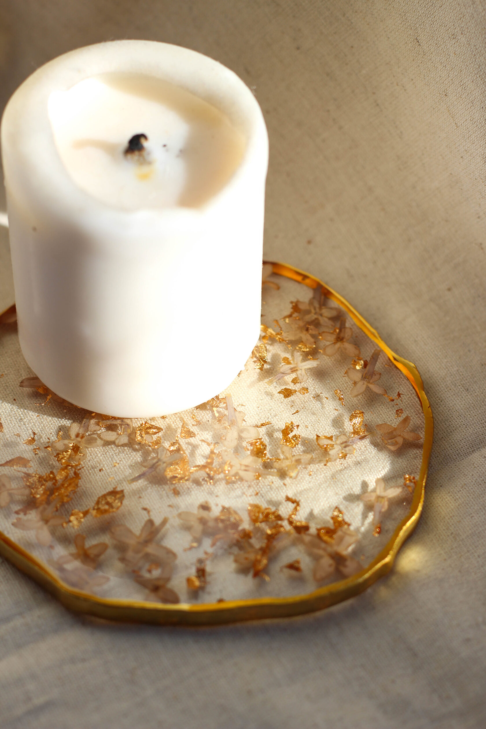 Круглый подстаканник из эпоксидной смолы с натуральными цветами