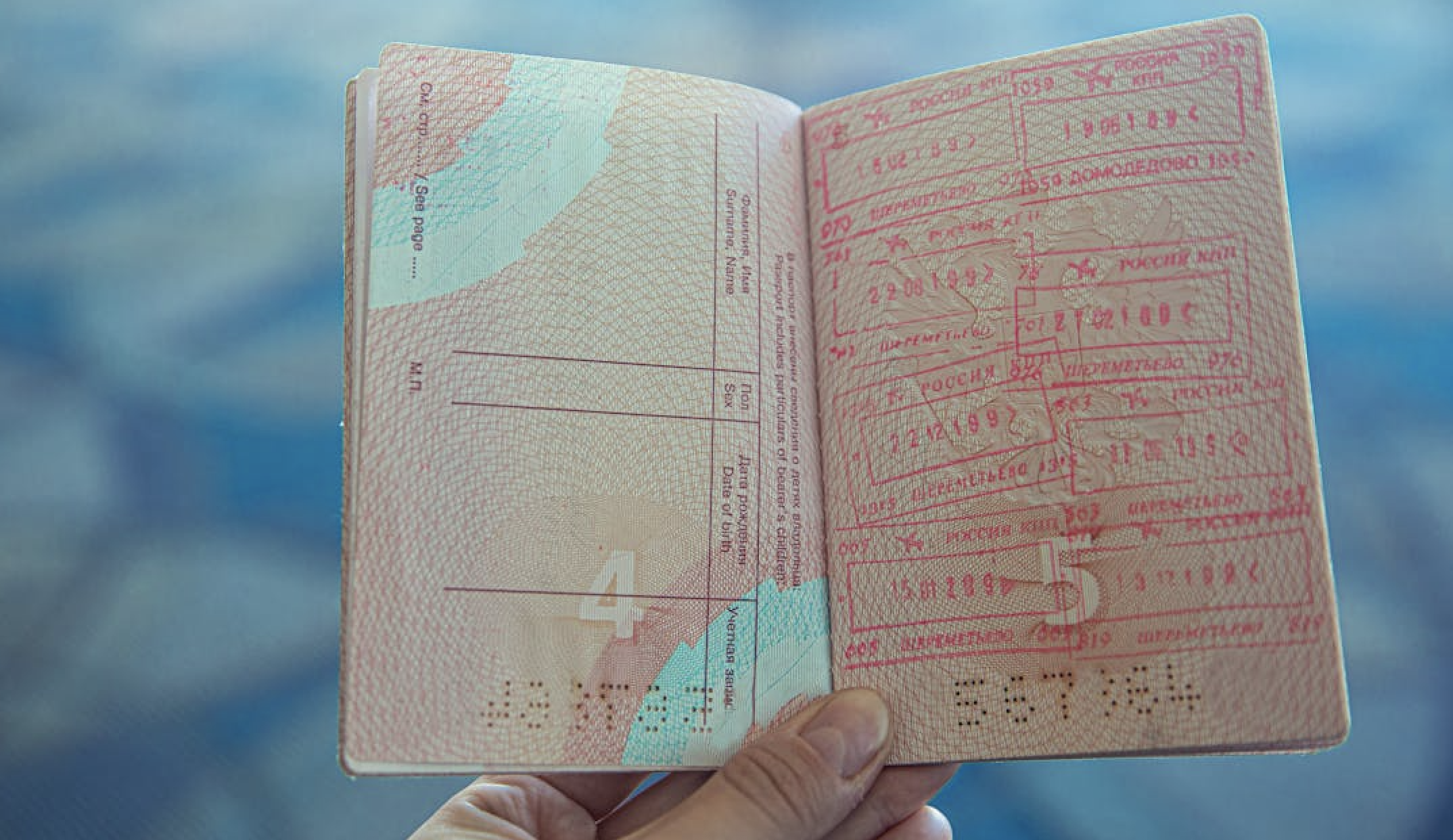 Загранпаспорт туриста для регистрации MDAC перед въездом в Малайзию.