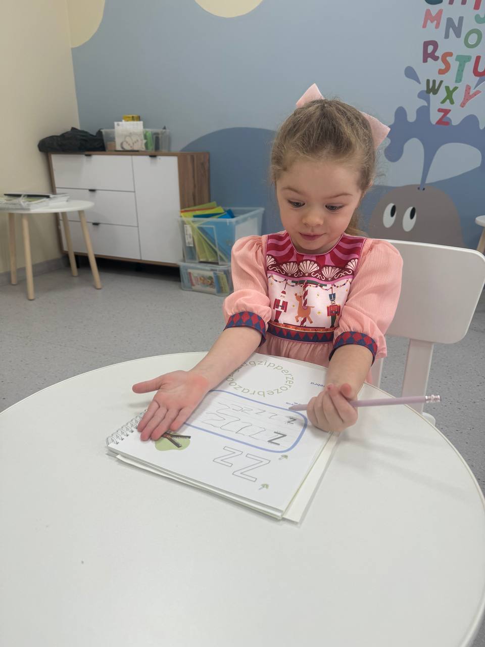 Ребёнок выполняет задание по Jolly Phonics на занятии в детском саду Magic Beans