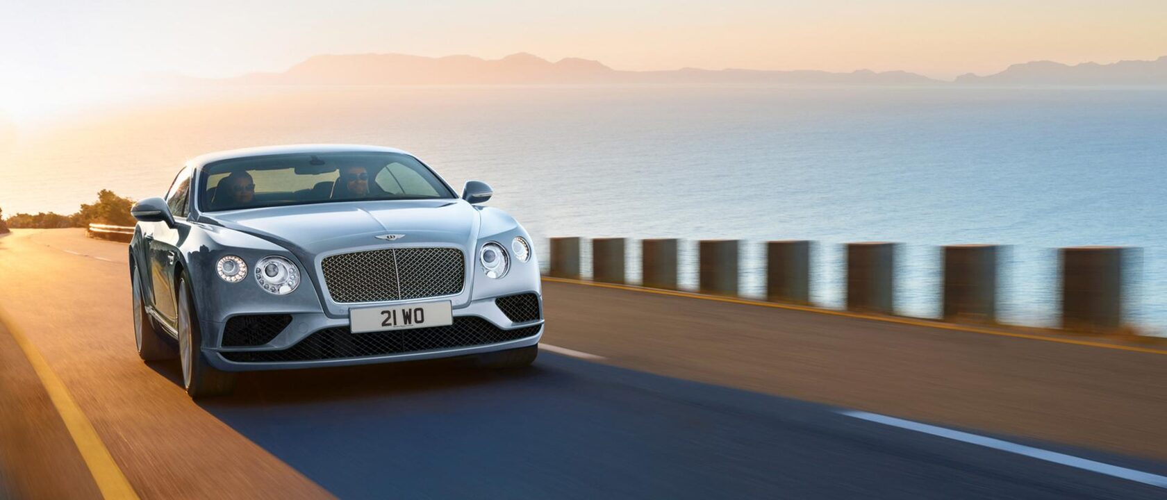 Bentley Continental GT 2019 на загородной дороге