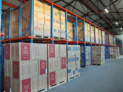 Складское хозяйство где работают на вилочных погрузчиках Hyundai