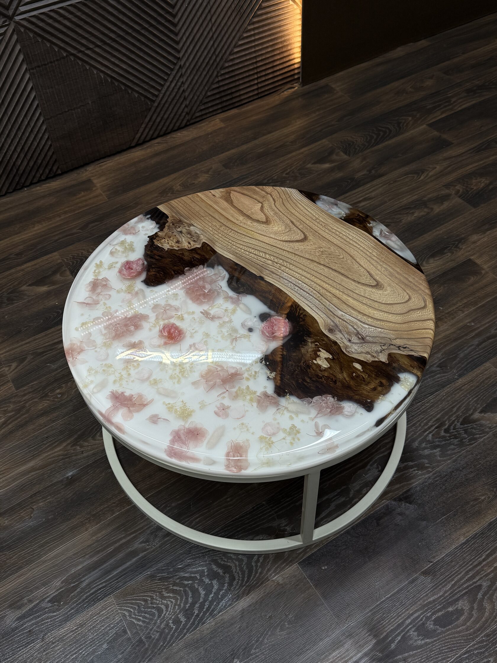 Журнальный стол — с лампой