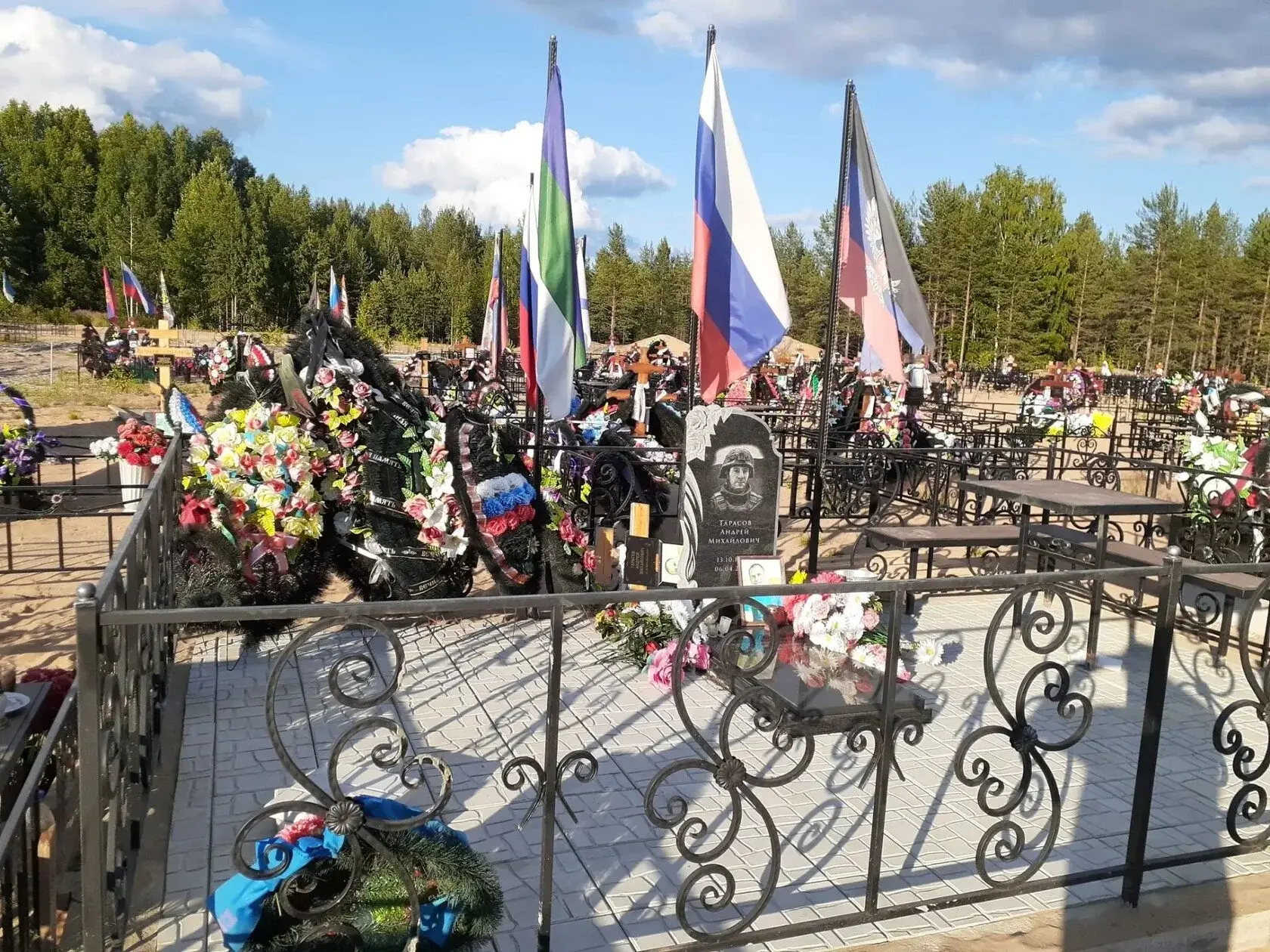 Гранитные памятники с цветниками на могиле – примеры оформления и установки