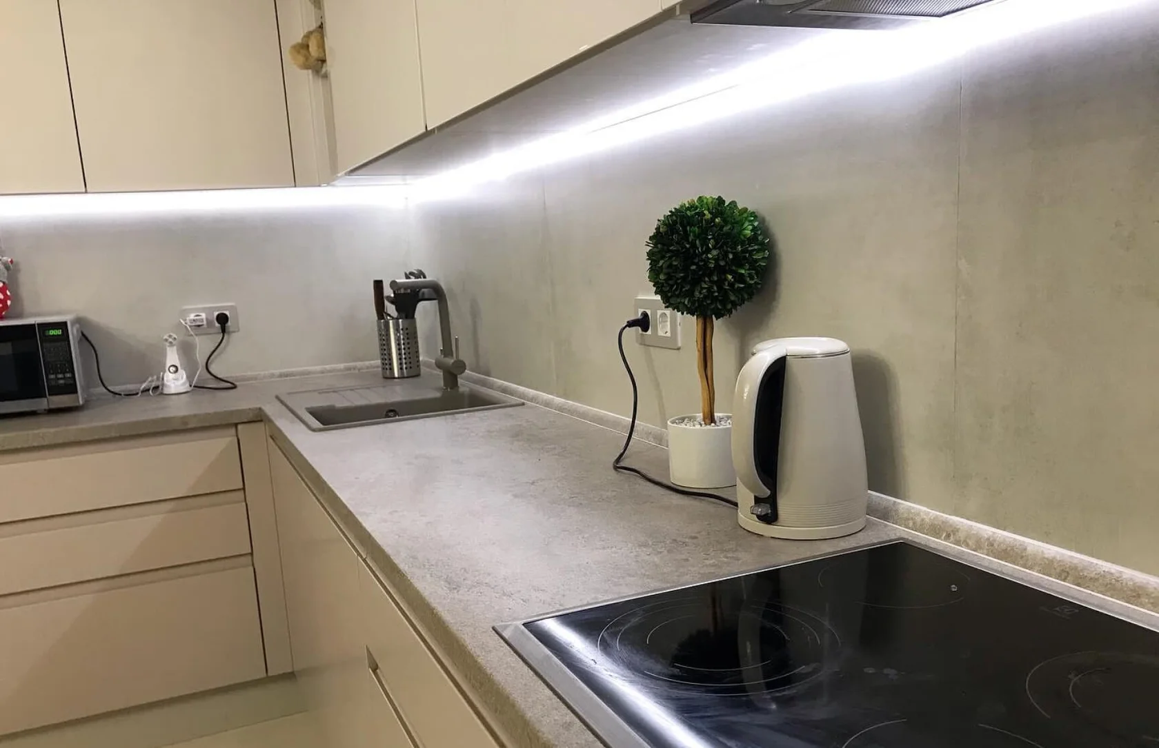 Бежевая кухня Пикардия с глянцевыми поверхностями со шкафами под потолок