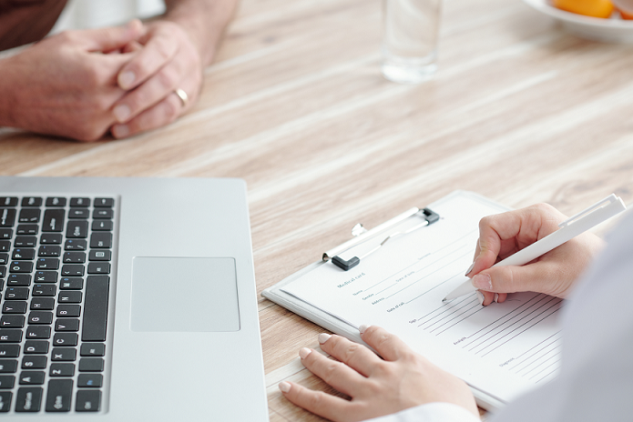 Врач заполняет документы