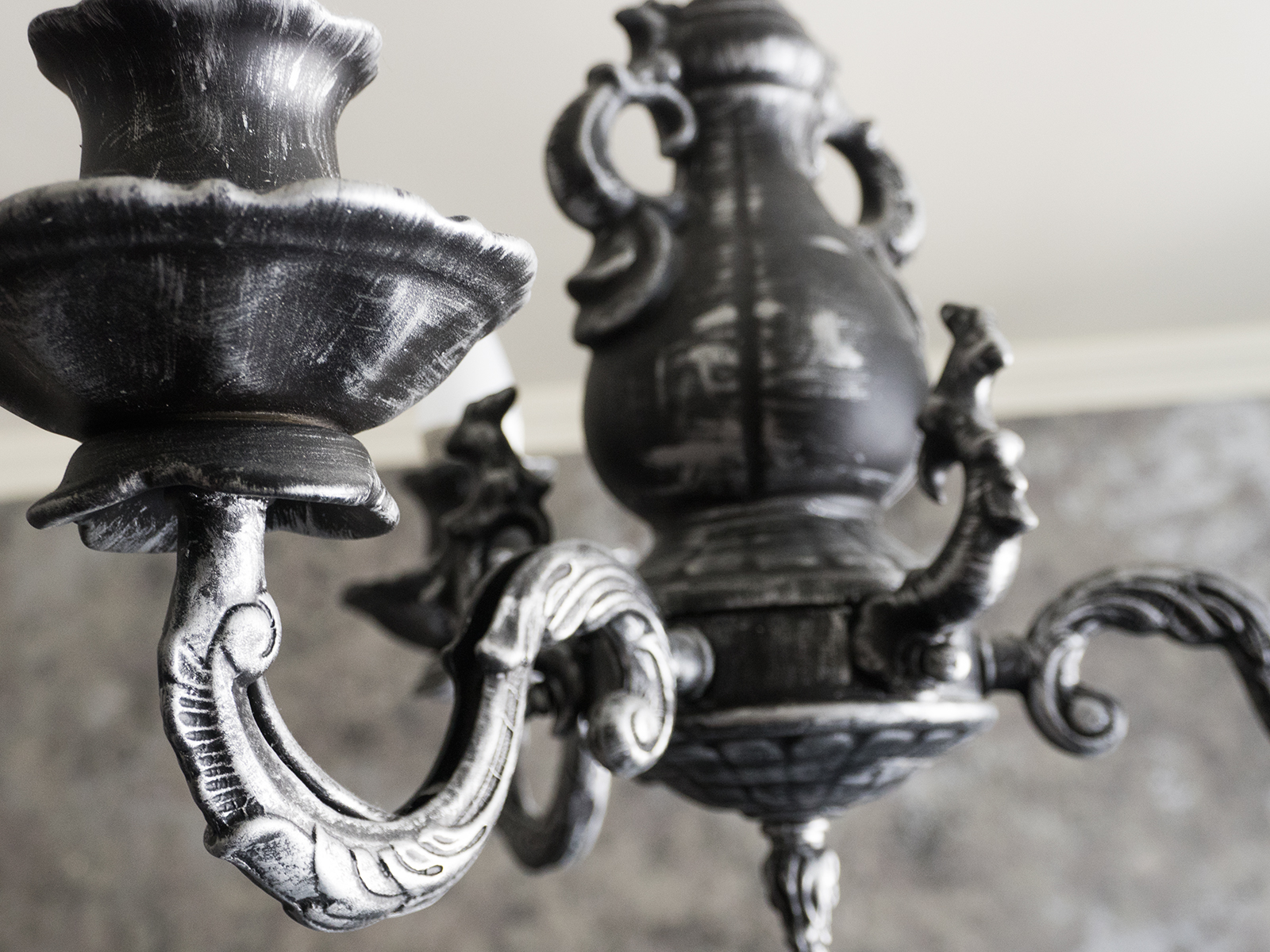 Песня под которую чугун. Песня под которую чугун. Чугун мем. Жаба для благовоний. Миньон в кепке.