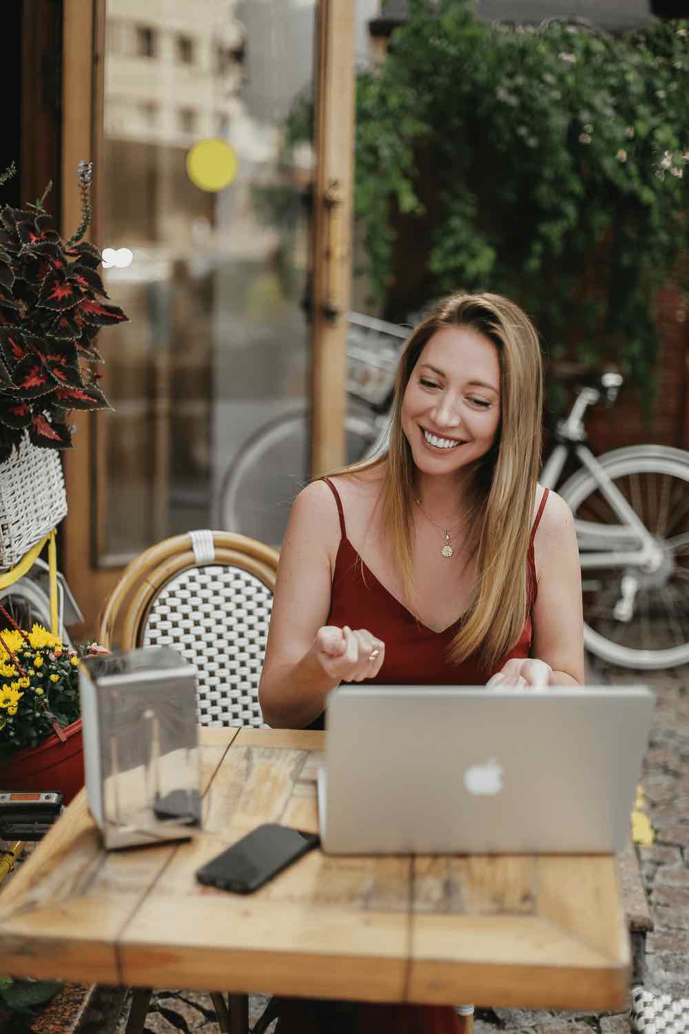Ирина Колосова создала самые популярные онлайн курсы английского языка. Обучает английскому онлайн по всему миру.