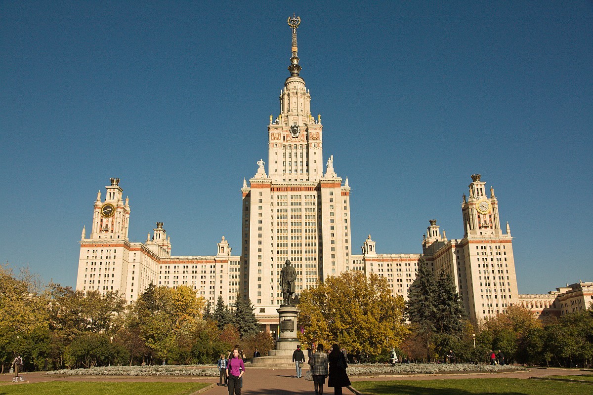 Известное здание в москве. МГУ им. м.в. Ломоносова. Сталинские высотки МГУ. Университет МГУ Ломоносова. Здание МГУ имени Ломоносова в Москве.