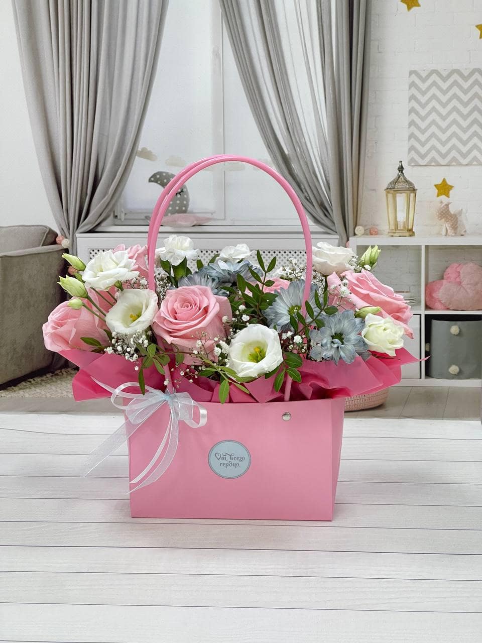 Букет цветов с доставкой в Нижнем Новгороде. Цветы в сумочке. Цветочная композиция в подарок