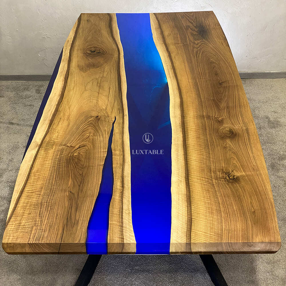 Epoxidharz Tische Alagoas aus europäischem Nussbaum und hellblauem Epoxidharz mit Metallic Effekt