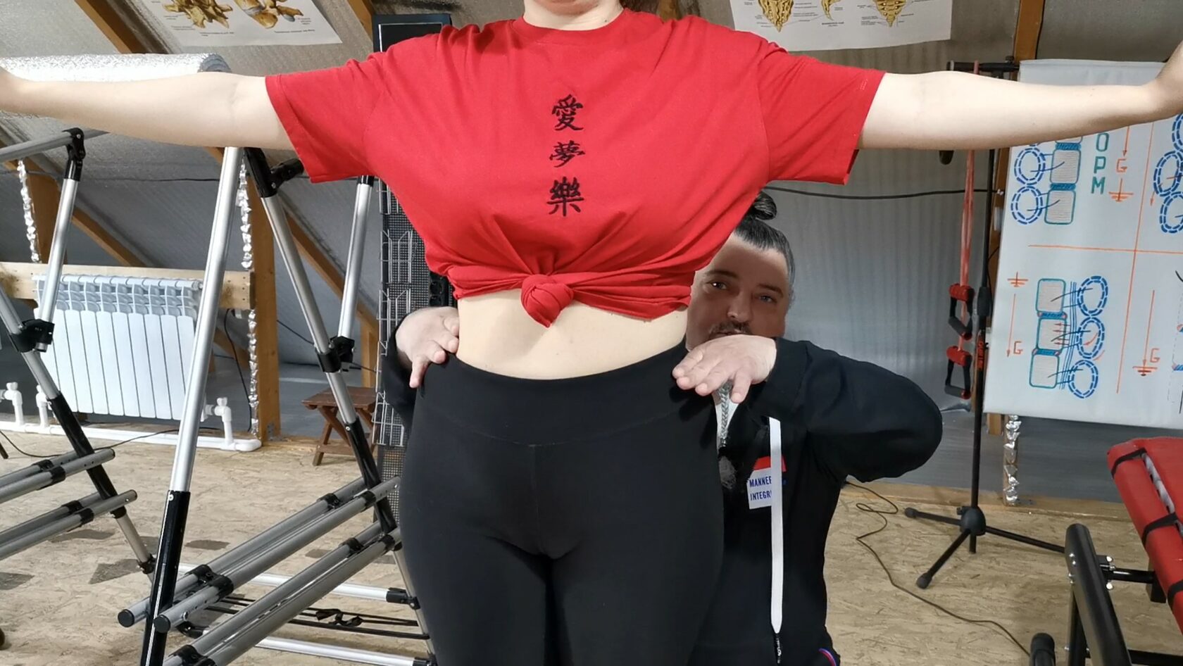 Фото показываю как замерить перекос таза.