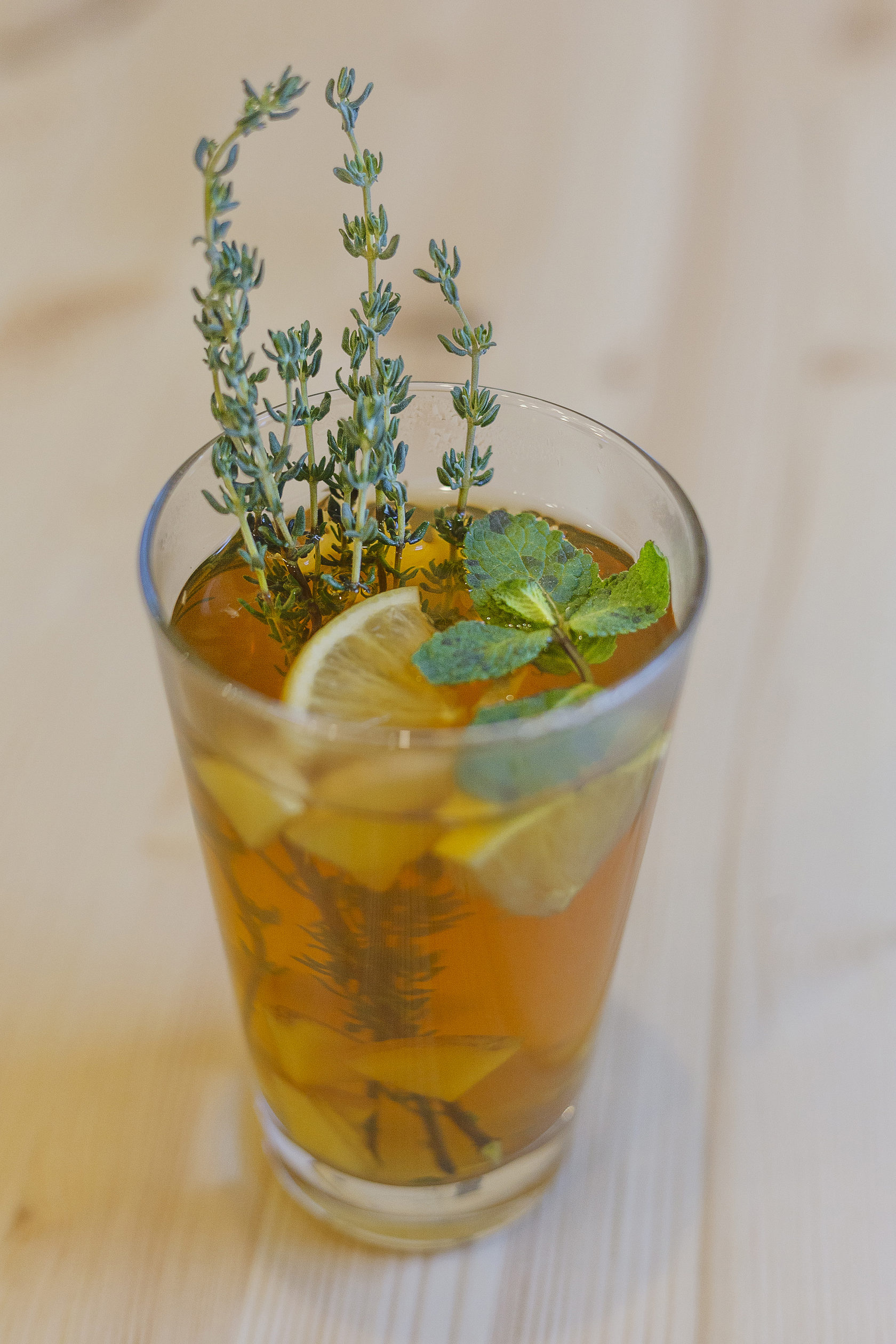 Чай с чабрецом. Чай с тимьяном. Чай с чабрецом и лимоном. Зверобой душица мята. Чай с чабрецом и лимоном.