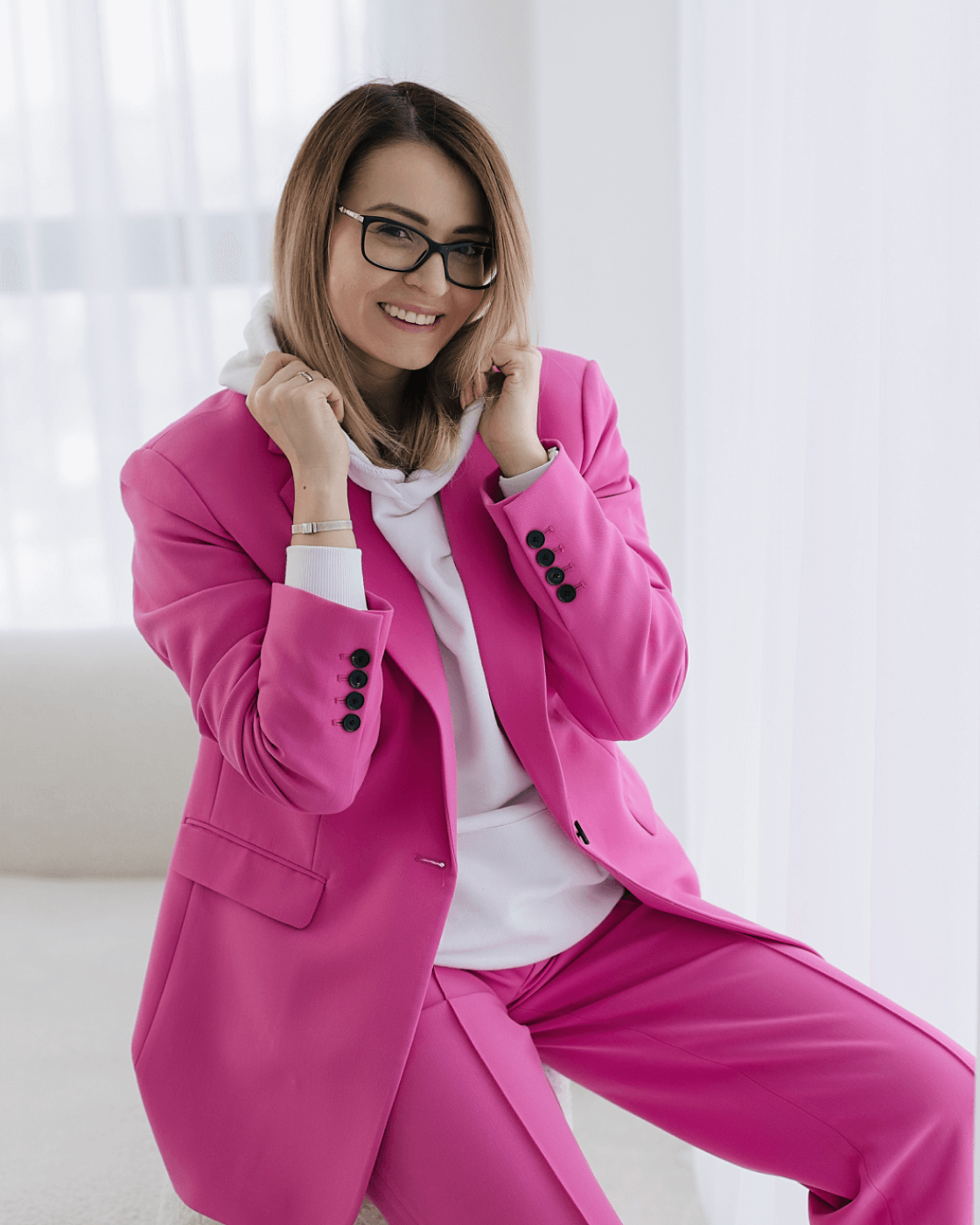 Стилист в модном розовом костюме