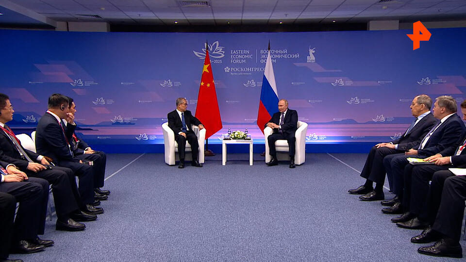 Встреча члена Политбюро ЦК Компартии Китая Ли Хунчжуна и президента РФ Владимира Путина