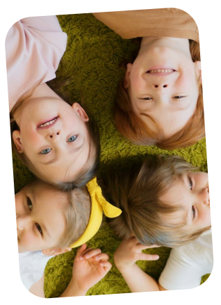 Фото детей, играющих на траве