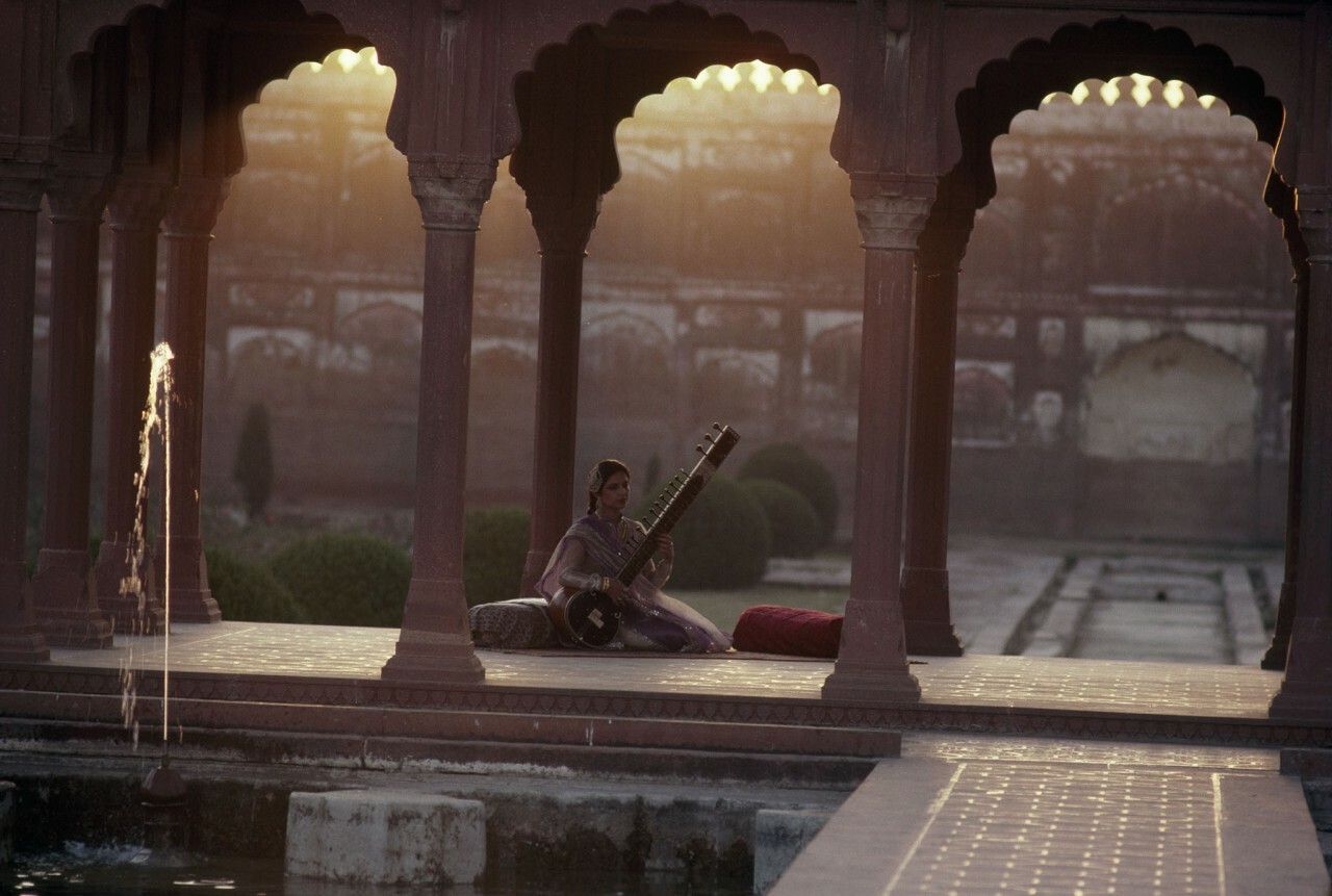 Певица Тахира Сайяд играет на ситаре в садах Шалимар, Лахор, Пакистан. Фотограф Ролан Мишо