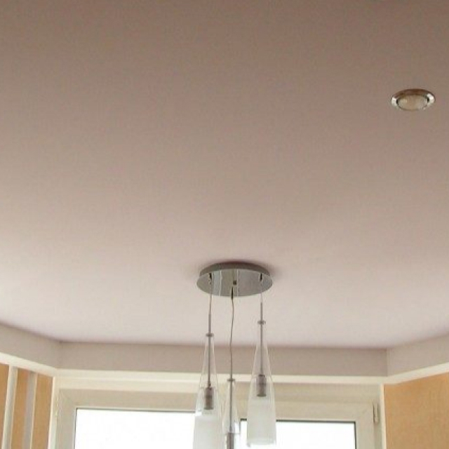 Матовый потолок в гостиной