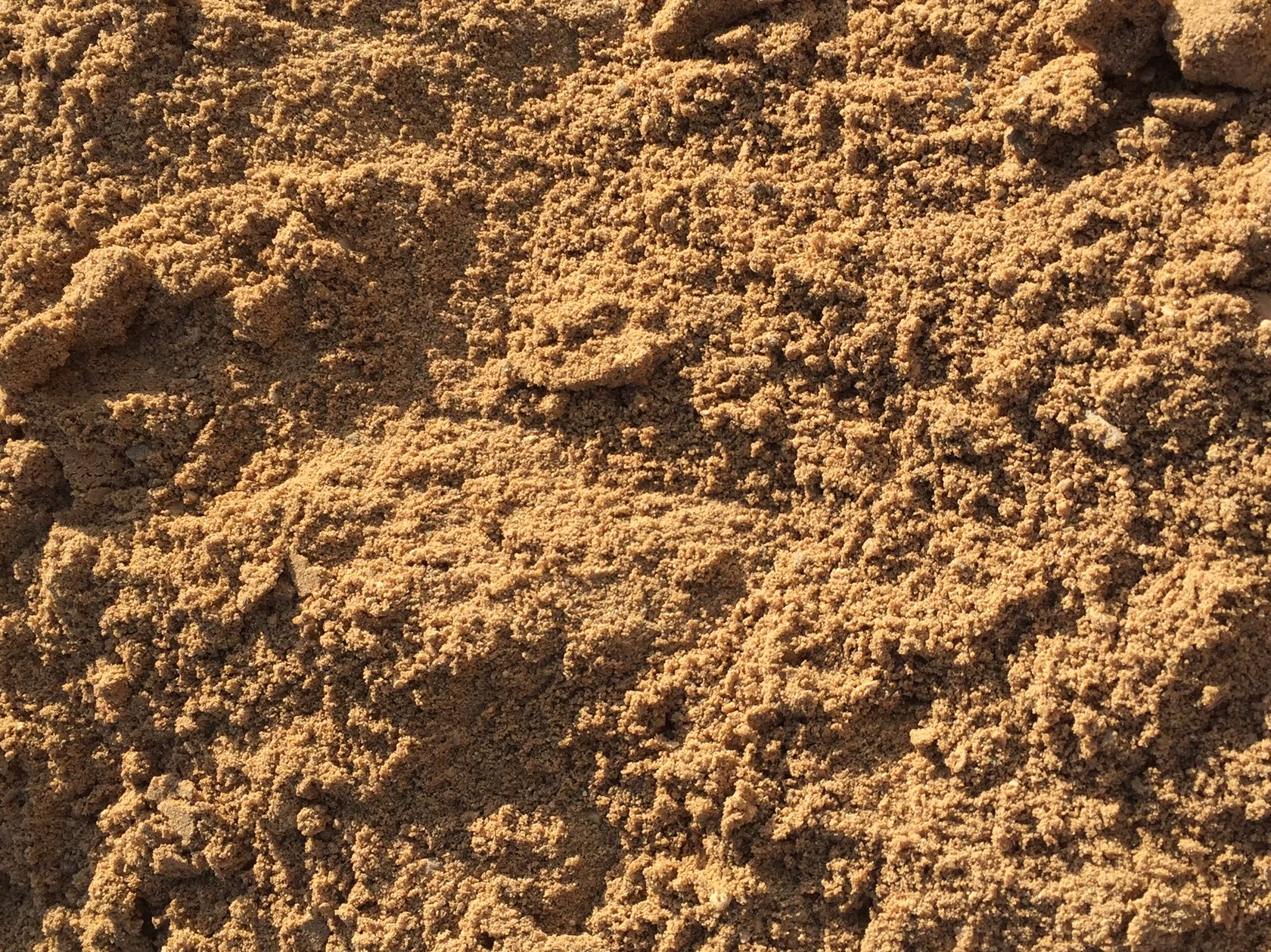 Крупный песок или мелкий щебень используемый в строительстве дорог
