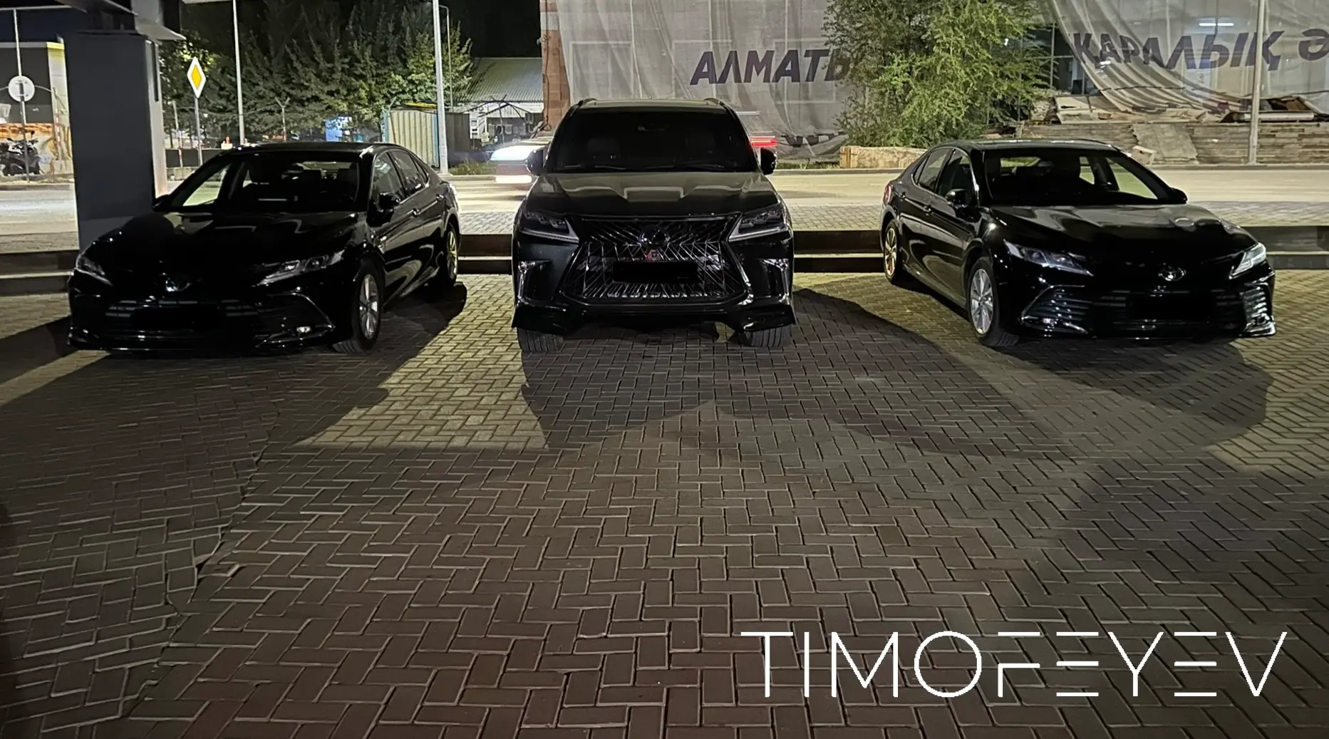 Три машины компании Timofeyev в аэропорту Алматы