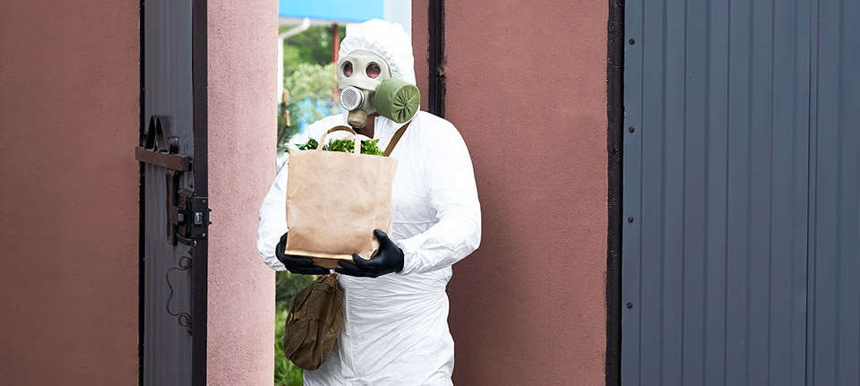 Доставка еды в противогазе