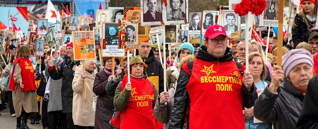 Участники акции Бессмертный полк с портретами ветеранов в День Победы.