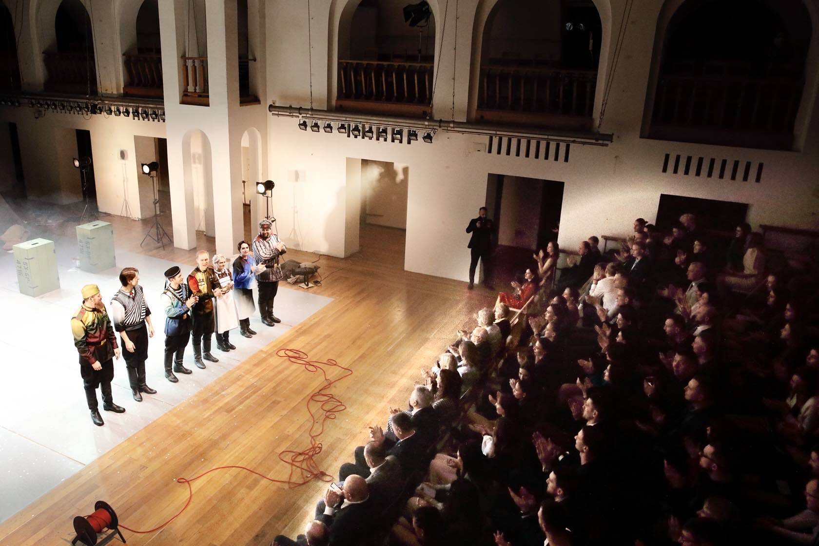 Новогодний мяч в корзине 00013