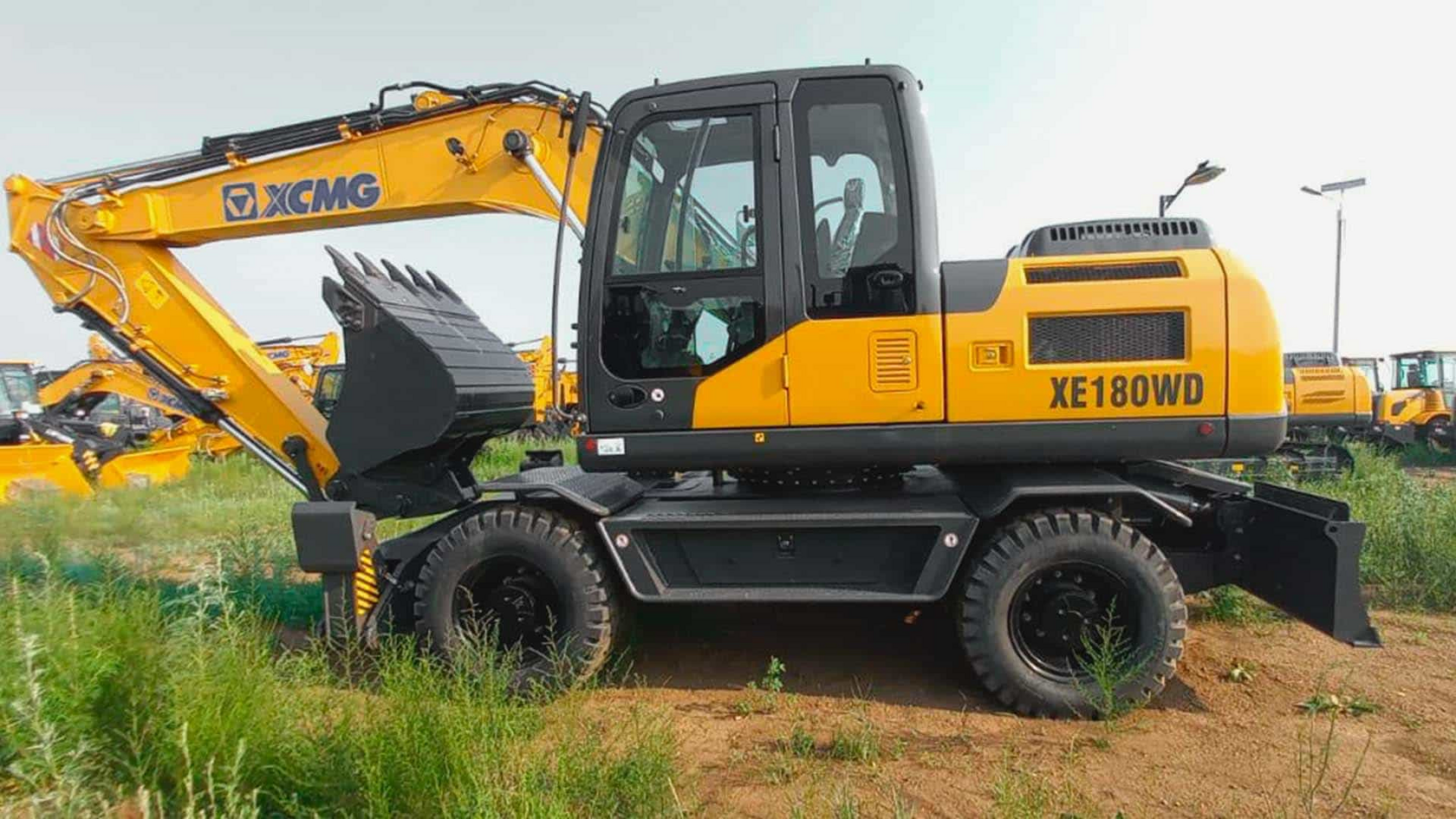 Колесный экскаватор XCMG 180