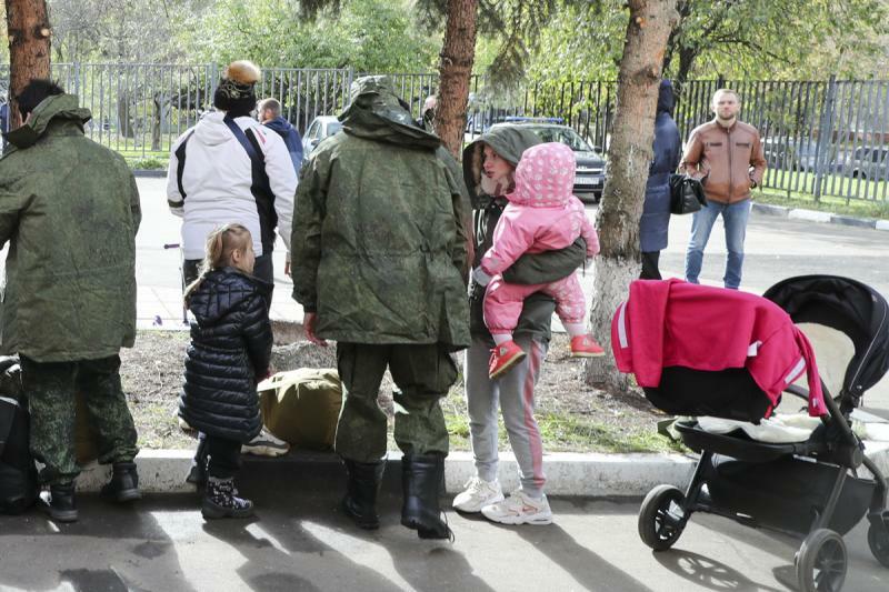 Многодетный отец 3 ребенка мобилизация отсрочка. Дети Украины. Мобилизация многодетных отцов. Отец троих детей мобилизация. Мобилизация многодетных отцов с 3 детьми 2023.