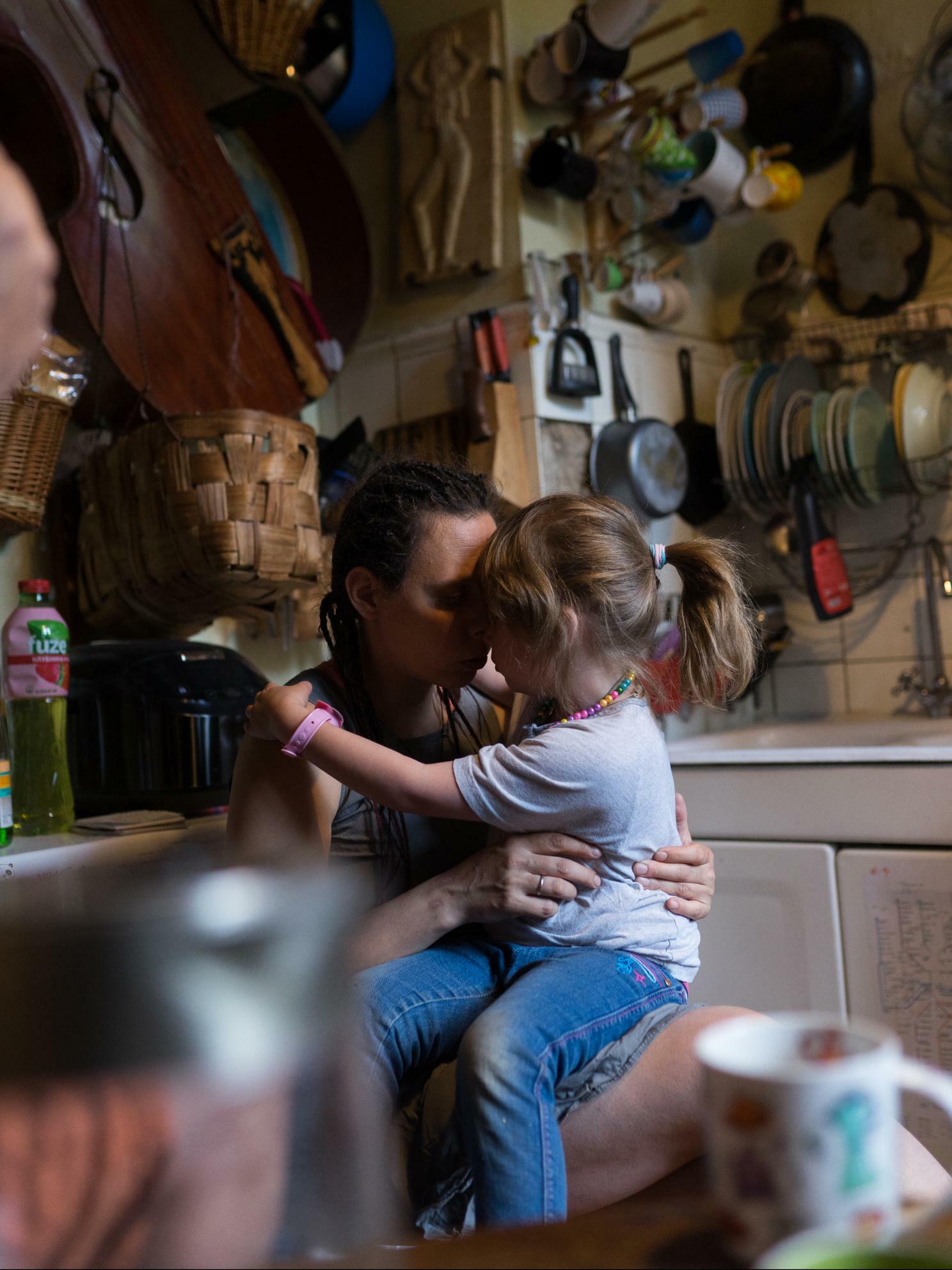 Ваня в белой футболке, зеленой куртке и синих джинсах перепрыгивает через перила лестницы