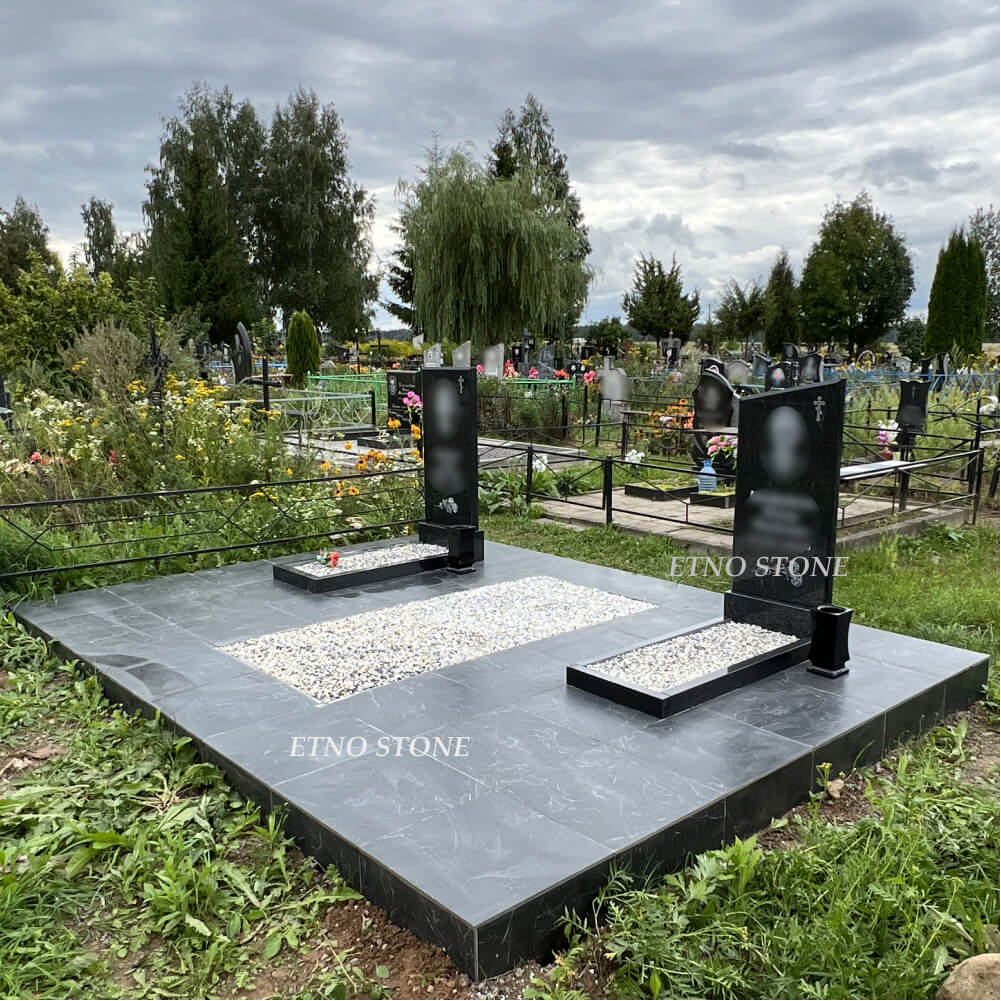Установленный памятник на кладбище