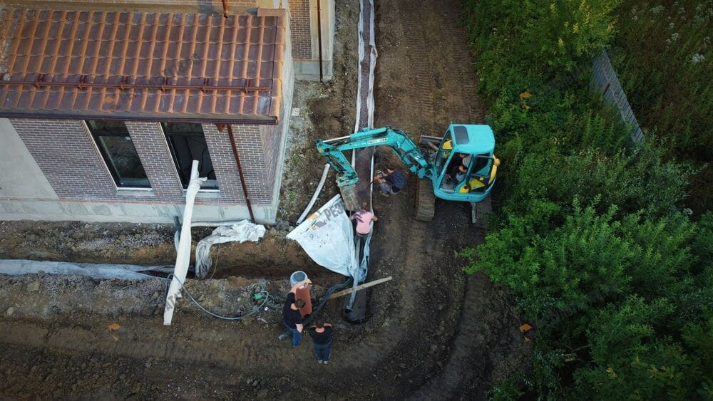 Выполняем устройство дренажной системы и осушаем таким образом участок выполняя работы под ключ