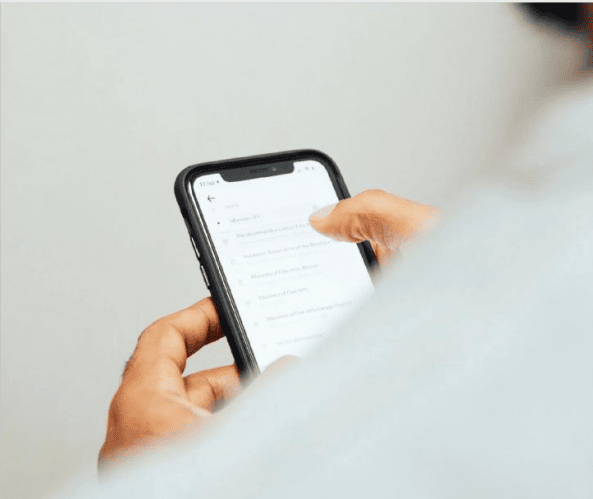 Дисплей телефона в котором есть выбор услуг компании АГАТ