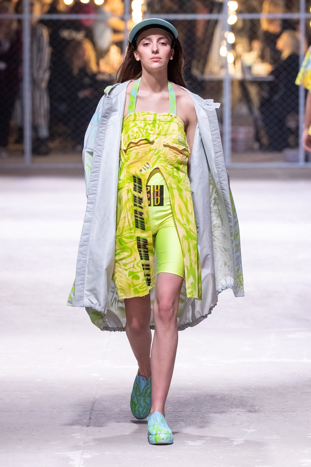 Мода юдашкина. Март дизайнер. Декоративные цветы для интерьера. Цветы в интерьере квартиры. Март дизайнер.