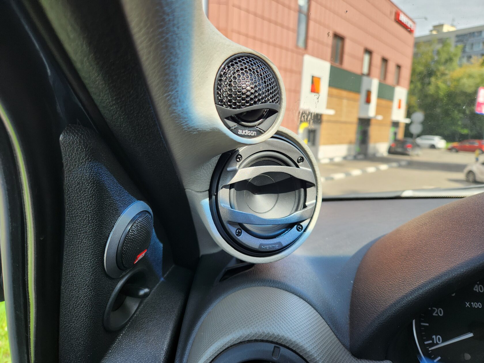 установка автозвука рено логан