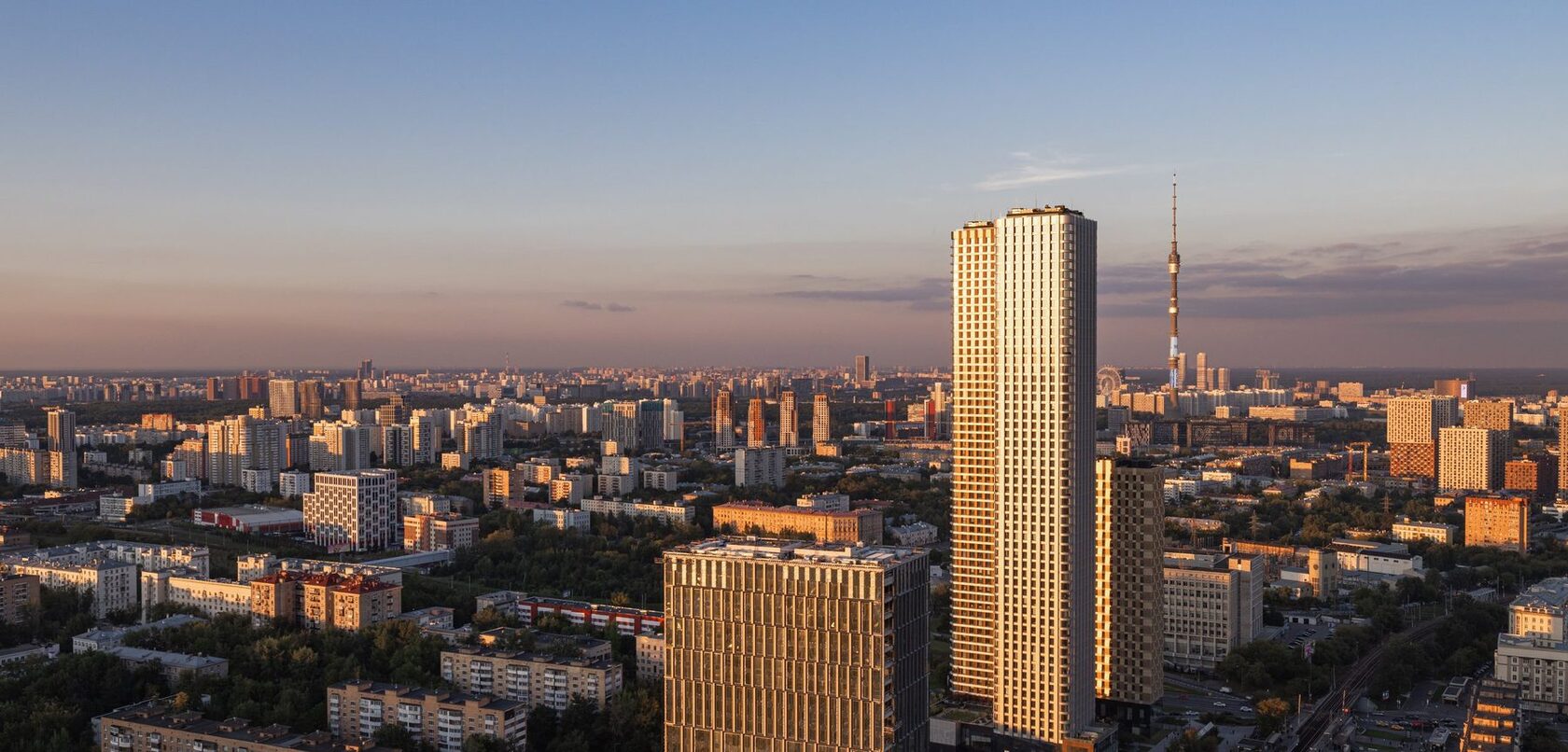 Панорама Москвы с высоты на закате, вдали видна Останкинская башня