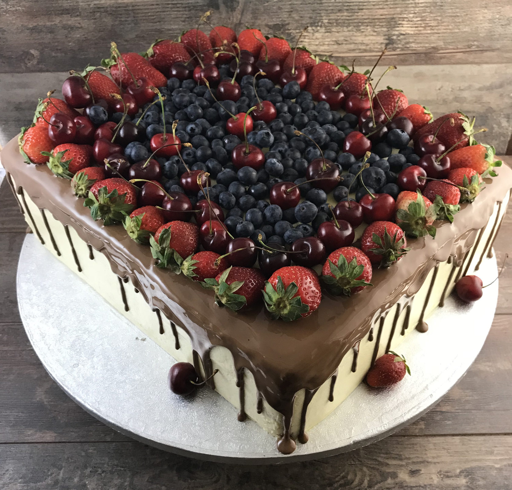 Большой квадратный торт с ягодами