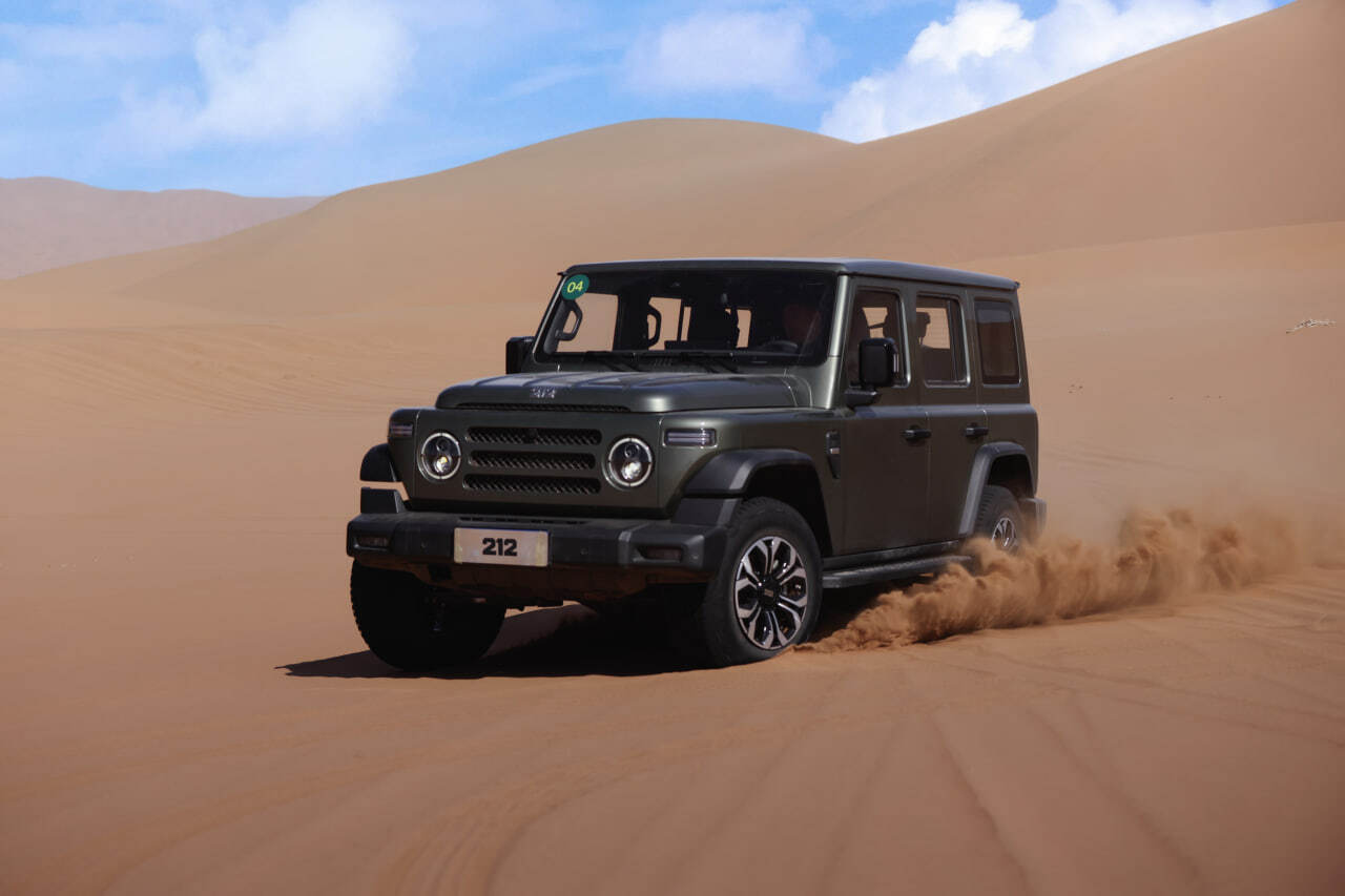 212 T01 Adventurer RUS в движении по песчаной дюне
