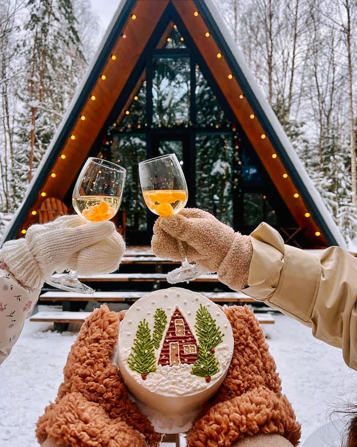 Домик в хвойном лесу как подарок друзьям или коллегам